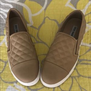 Steve Madden quilted tennis shoes sz 10
